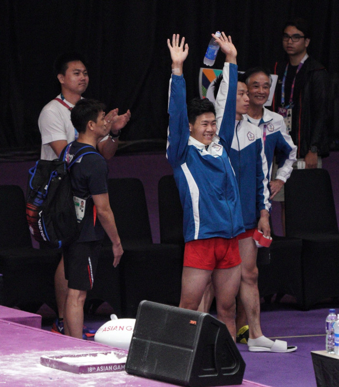 體操地板奪銀的隊友唐嘉鴻也在一旁為李智凱歡呼