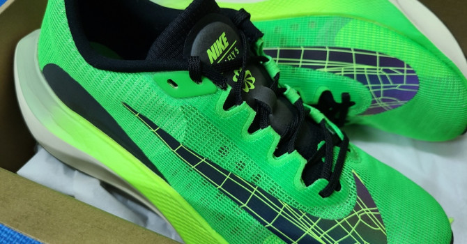 丁仔分享]Nike Zoom Fly 5 箱根限定：像蜻蜓一樣的飛向終點。(附拆解