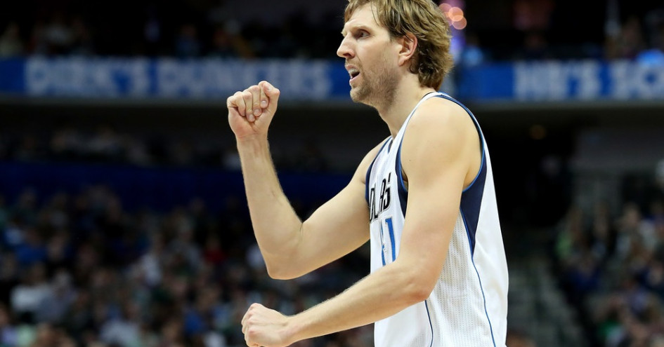 Nowitzki tops 30,000 points, Mavs roll past Lakers, 122-111