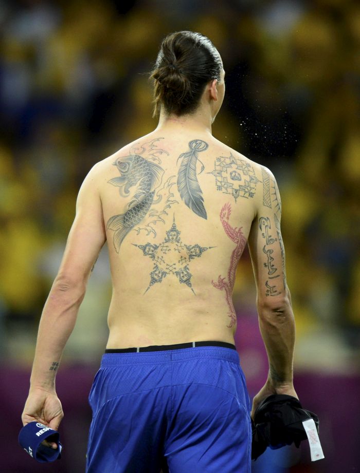 瑞典球星伊布拉西莫维奇左肩胛刺着代表「逆流突破困境」的灰色鲤鱼