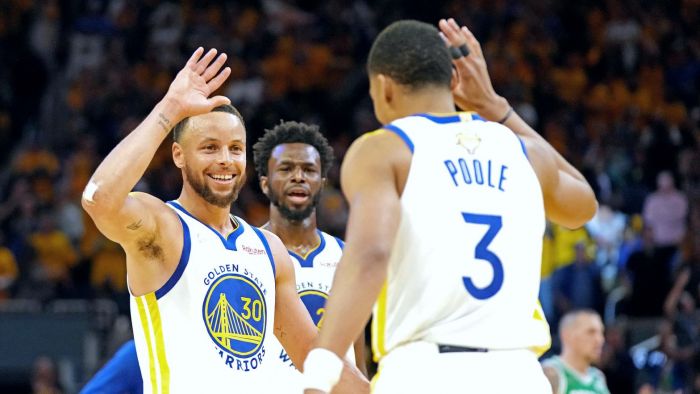 Stephen Curry
31.5 points, 5.5 rebounds, 4.5 assists, 3 steals, shooting percentage: 45.7%, three-point shooting percentage: 46.2%
Jordan Poole
13 points, 2 rebounds, 2.5 assists, 3.5 turnovers, shooting percentage: 38.1%, three-point shooting percentage: 42.9%