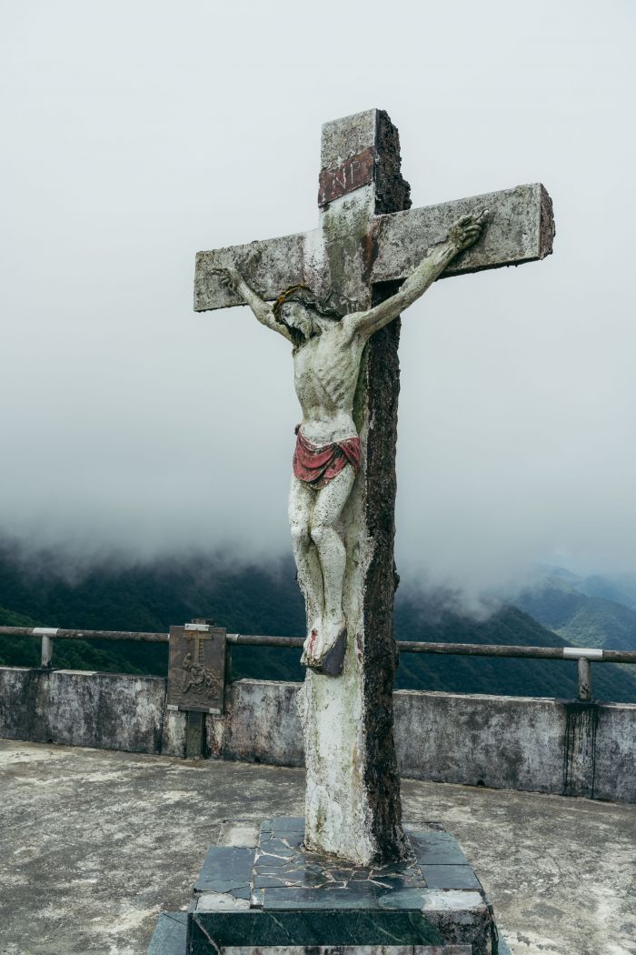 稜嵴分隔台北和宜兰,被钉在十字架上的耶稣像俯视兰阳平原芸芸众生,迎