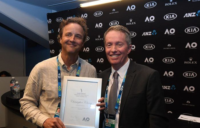 [ Christopher Clarey (左) 在拿下 Alan Trengove Award for Excellence in Tennis Journalism 時所拍攝的照片 ]