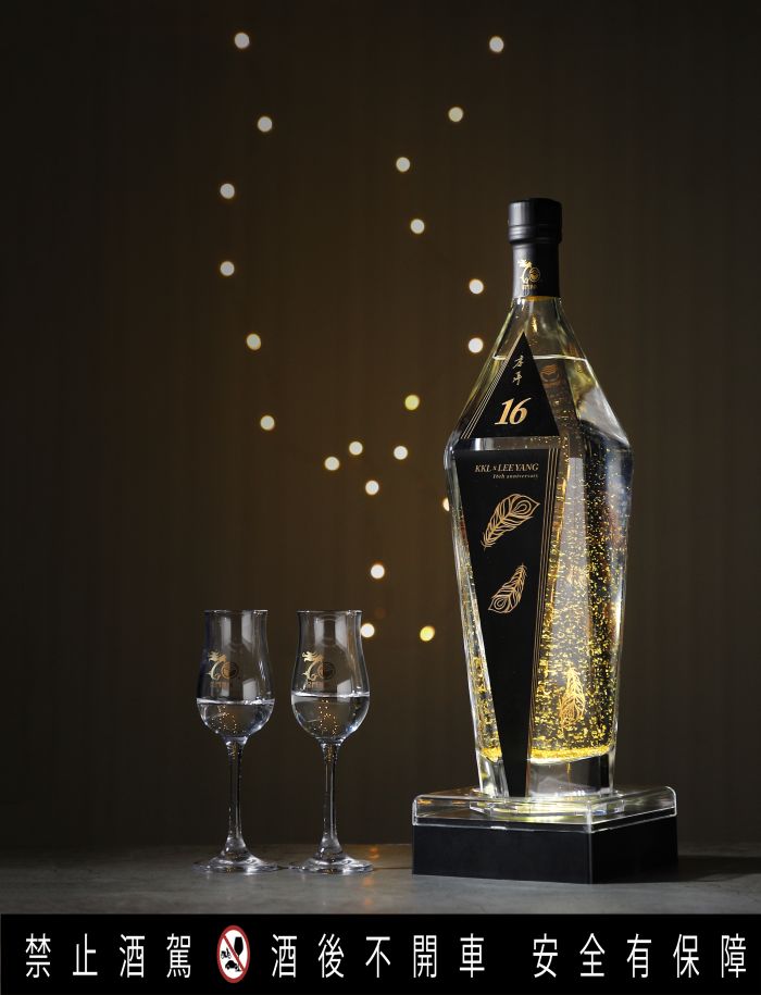 「李洋16」紀念酒，從瓶身設計到酒基選用皆呼應數字16。Photo Credit: 攝影羅查理工作室