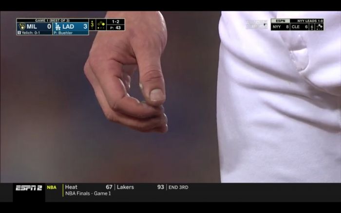 圖 ESPN主播的意外發現：Walker Buehler手指有異物？是作弊還是